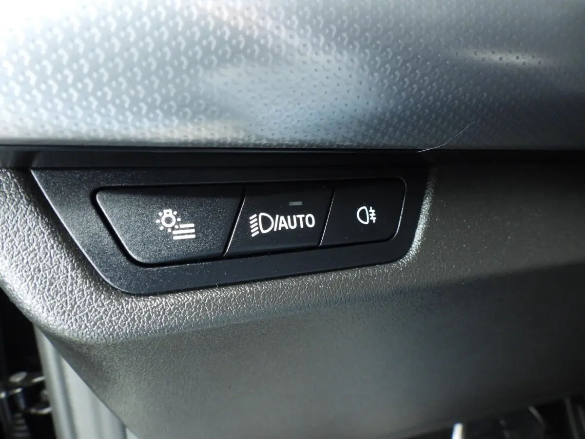 220i | M-Sportpakket | LED | HUD | Active cruise | Elektr. zetels | Keyles go | DAB | Harman-kardon sound | Alu 17 inch
