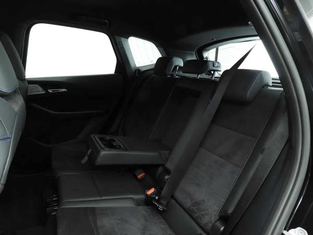 220i | M-Sportpakket | LED | HUD | Active cruise | Elektr. zetels | Keyles go | DAB | Harman-kardon sound | Alu 17 inch