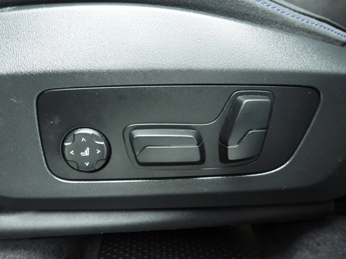 220i | M-Sportpakket | LED | HUD | Active cruise | Elektr. zetels | Keyles go | DAB | Harman-kardon sound | Alu 17 inch