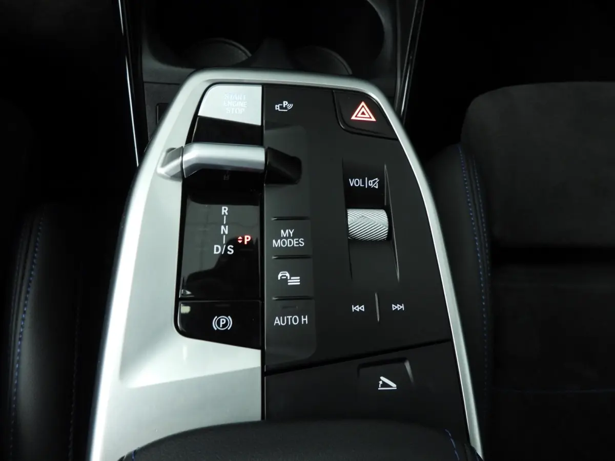 220i | M-Sportpakket | LED | HUD | Active cruise | Elektr. zetels | Keyles go | DAB | Harman-kardon sound | Alu 17 inch