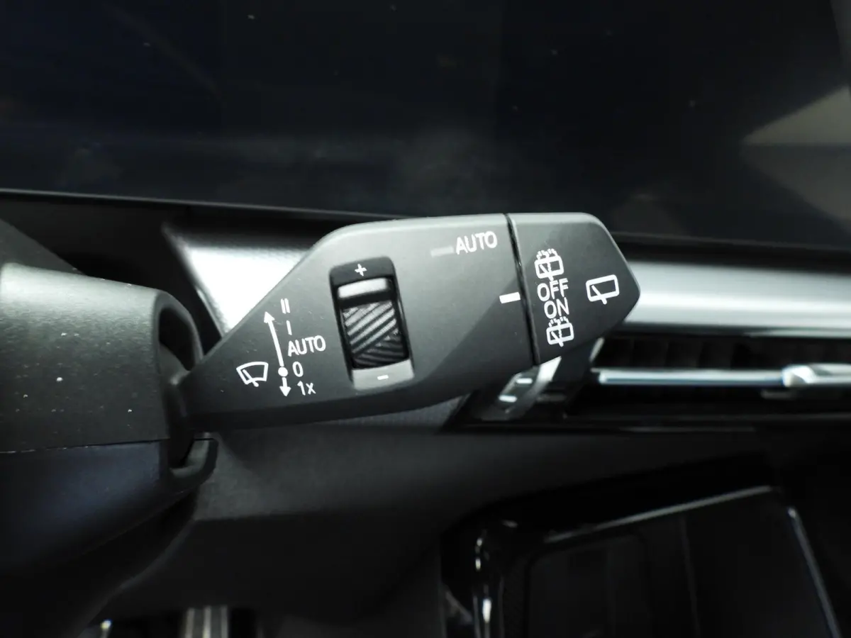 220i | M-Sportpakket | LED | HUD | Active cruise | Elektr. zetels | Keyles go | DAB | Harman-kardon sound | Alu 17 inch