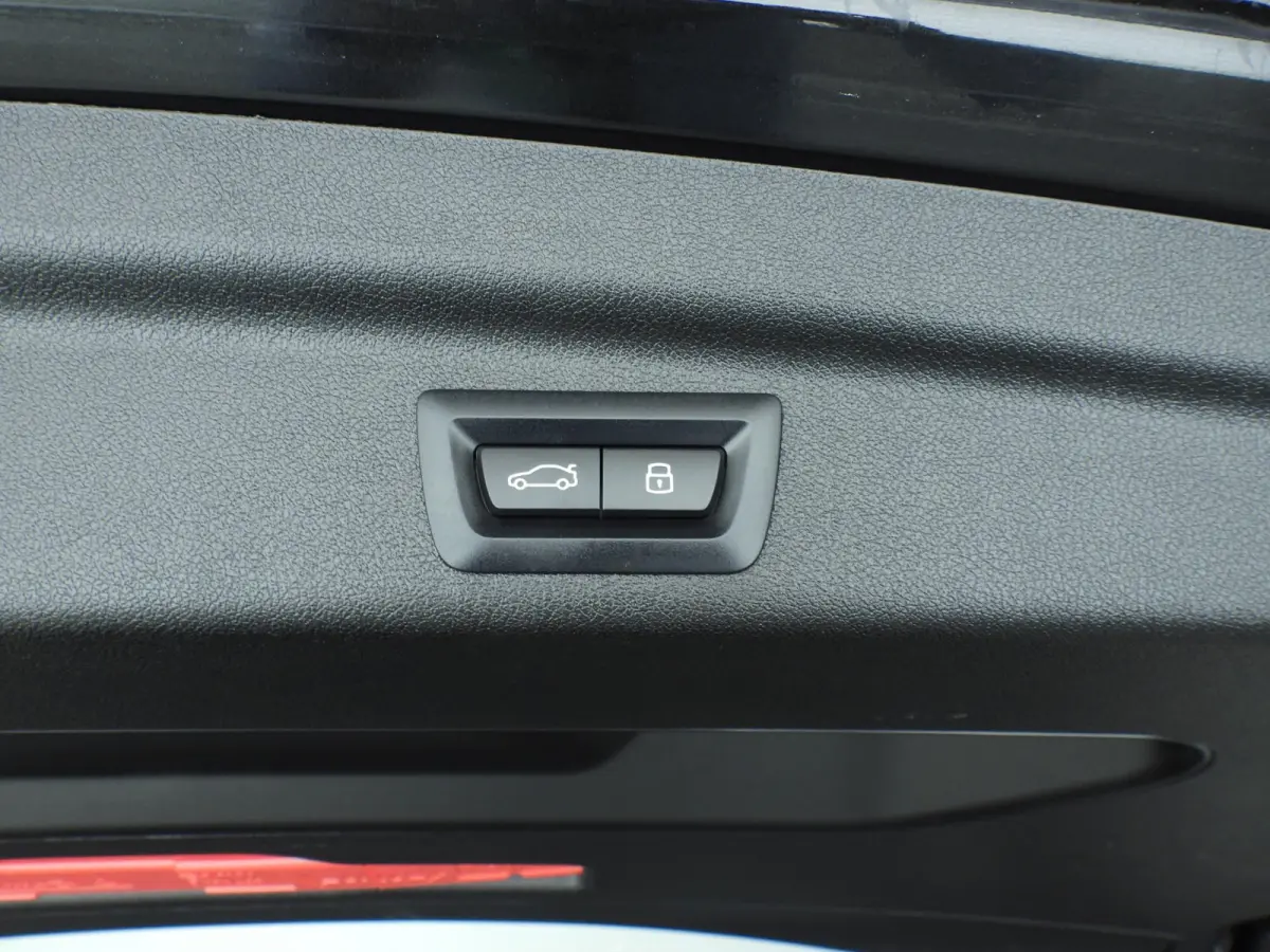220i | M-Sportpakket | LED | HUD | Active cruise | Elektr. zetels | Keyles go | DAB | Harman-kardon sound | Alu 17 inch