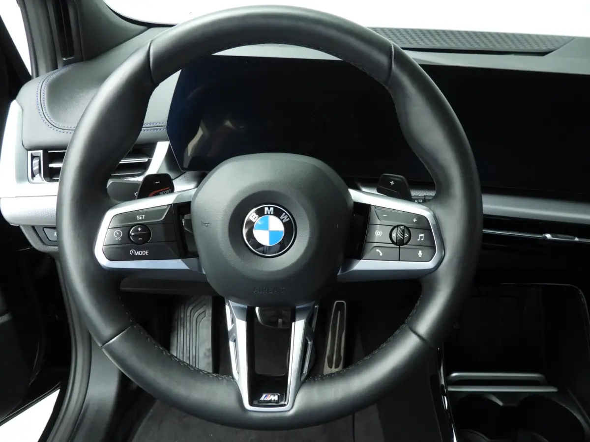 220i | M-Sportpakket | LED | HUD | Active cruise | Elektr. zetels | Keyles go | DAB | Harman-kardon sound | Alu 17 inch
