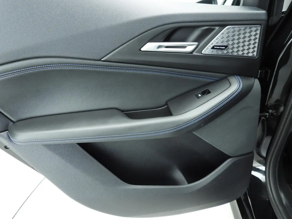 220i | M-Sportpakket | LED | HUD | Active cruise | Elektr. zetels | Keyles go | DAB | Harman-kardon sound | Alu 17 inch
