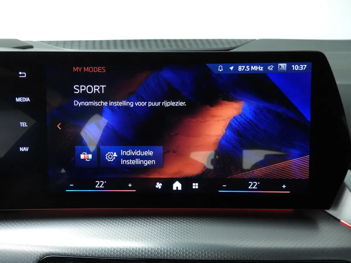 220i | M-Sportpakket | LED | HUD | Active cruise | Elektr. zetels | Keyles go | DAB | Harman-kardon sound | Alu 17 inch