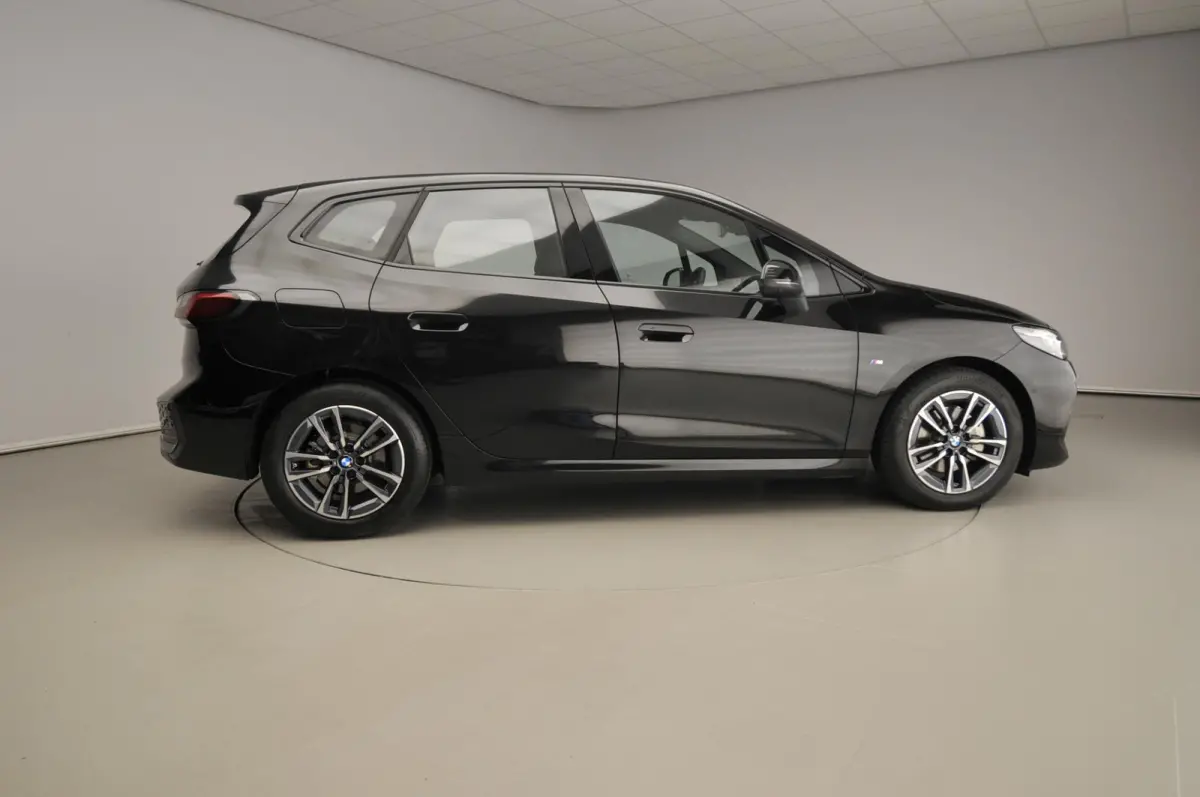 220i | M-Sportpakket | LED | HUD | Active cruise | Elektr. zetels | Keyles go | DAB | Harman-kardon sound | Alu 17 inch