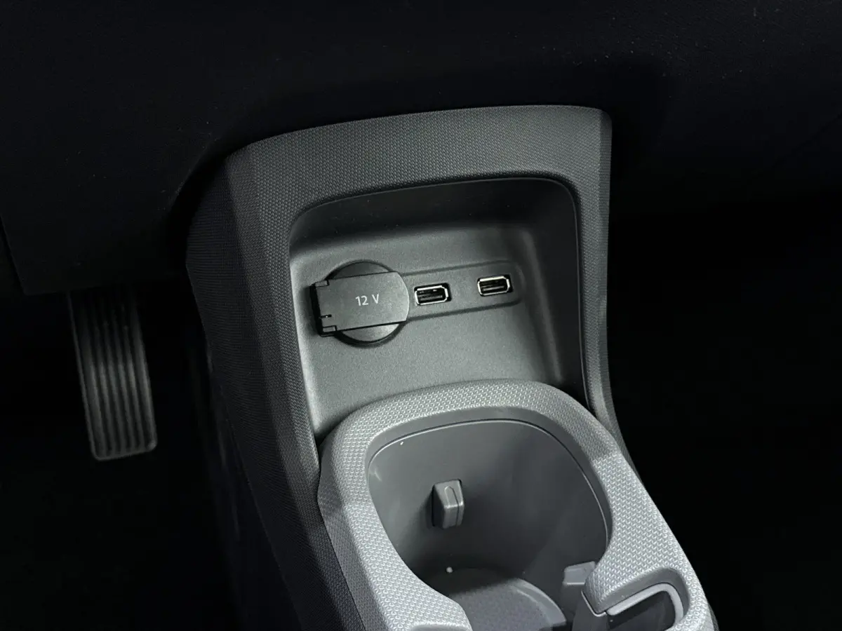 Design 37.3 kWh | Achteruitrijcamera | Navigatiesysteem | Panoramadak | Light White |