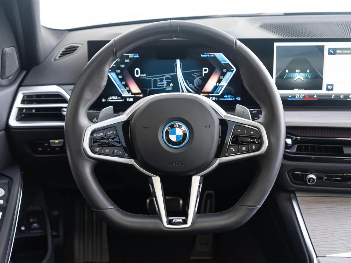 330e | M Sportpakket Pro | Achteruitrijcamera | Panoramadak | Stoelverwarming | Cruise Control | 18'' |