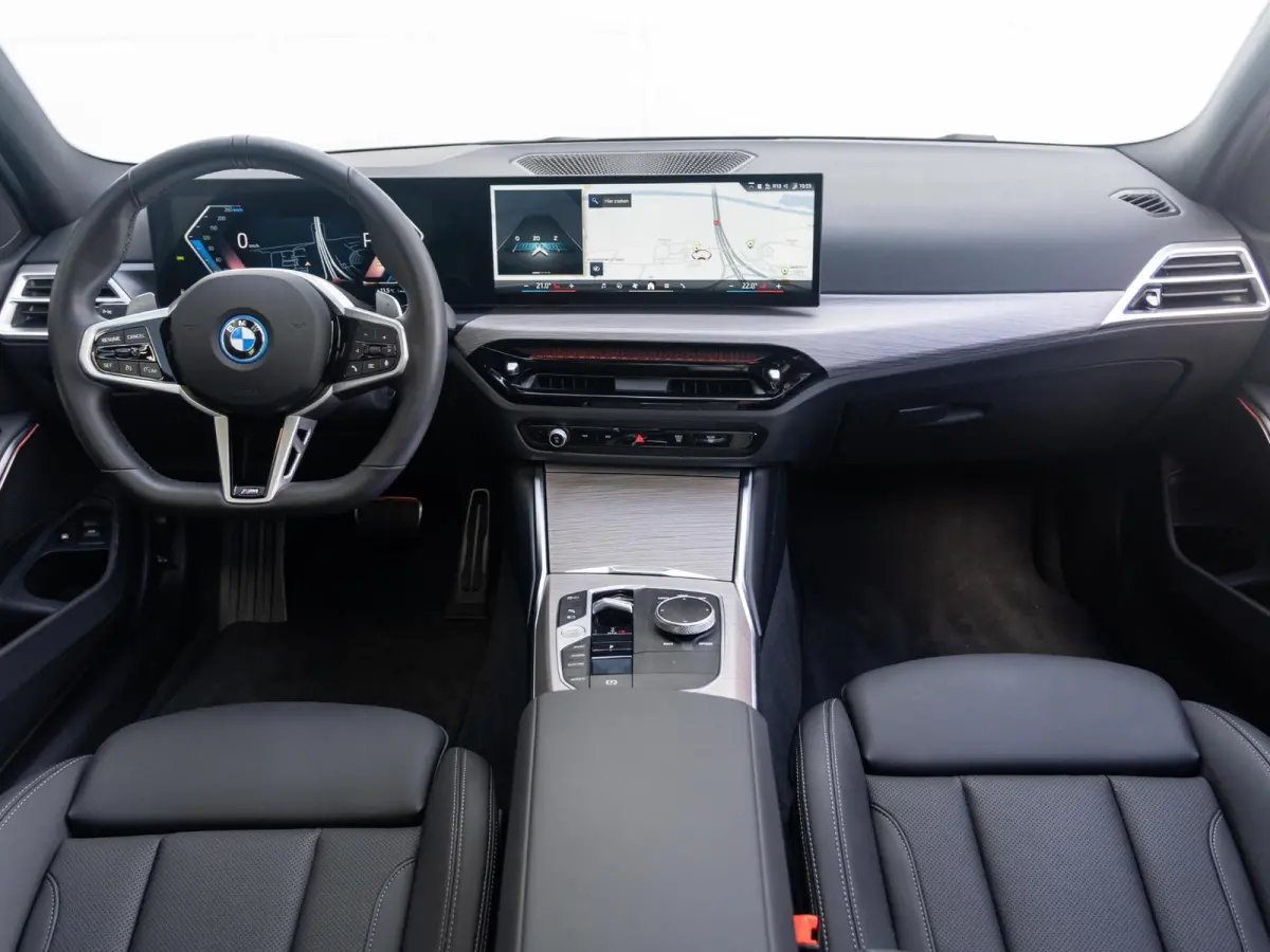330e | M Sportpakket Pro | Achteruitrijcamera | Panoramadak | Stoelverwarming | Cruise Control | 18'' |