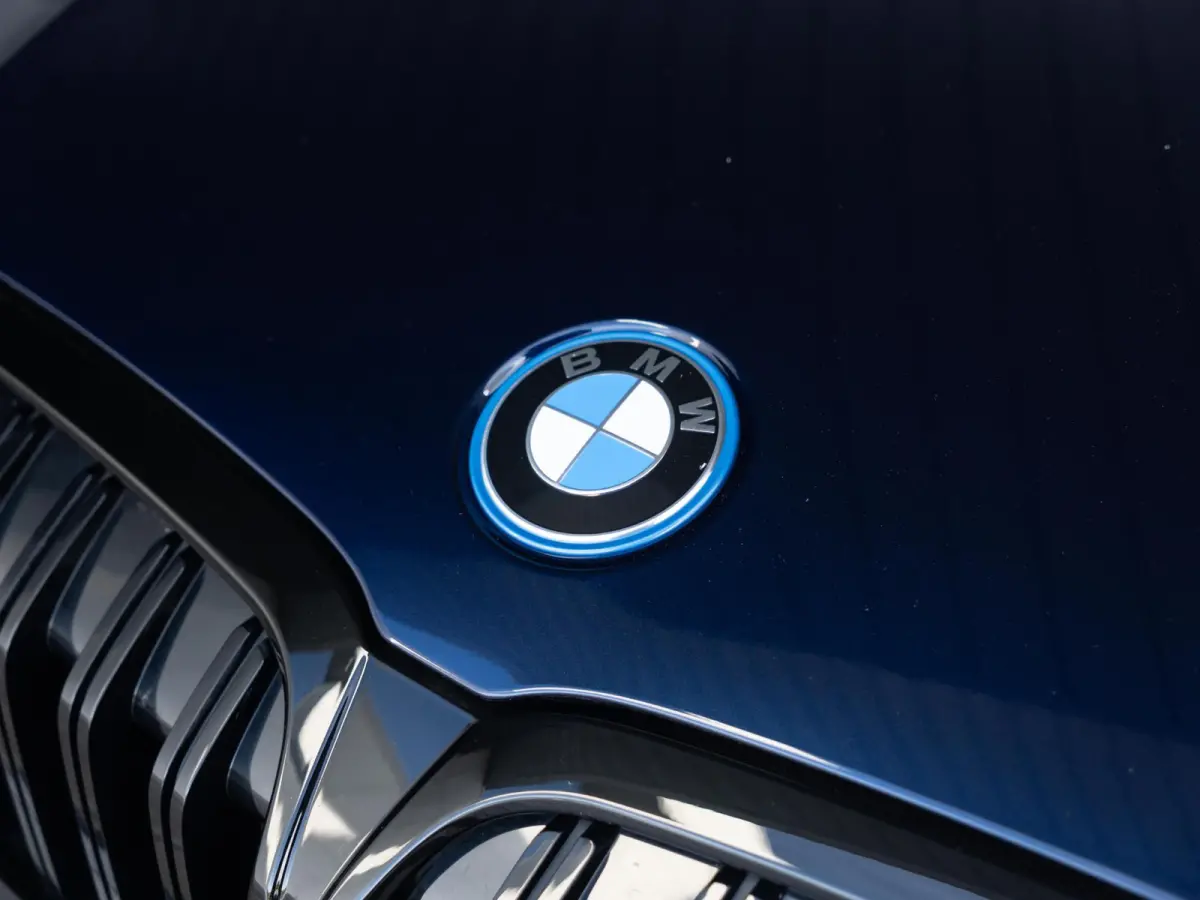 330e | M Sportpakket Pro | Achteruitrijcamera | Panoramadak | Stoelverwarming | Cruise Control | 18'' |