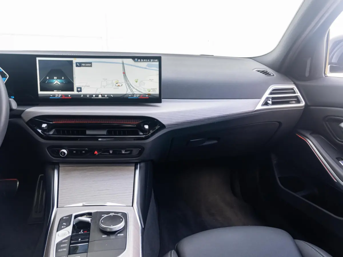 330e | M Sportpakket Pro | Achteruitrijcamera | Panoramadak | Stoelverwarming | Cruise Control | 18'' |