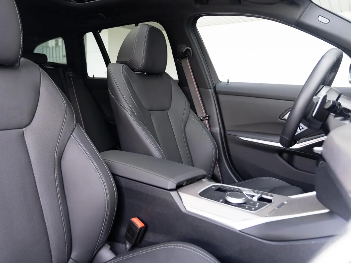 330e | M Sportpakket Pro | Achteruitrijcamera | Panoramadak | Stoelverwarming | Cruise Control | 18'' |
