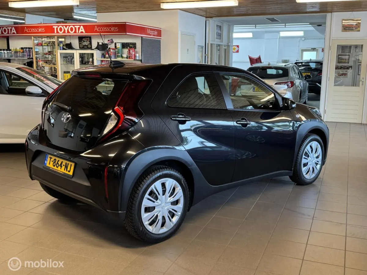 1.0 VVT-i MT Play Nederlandse auto.