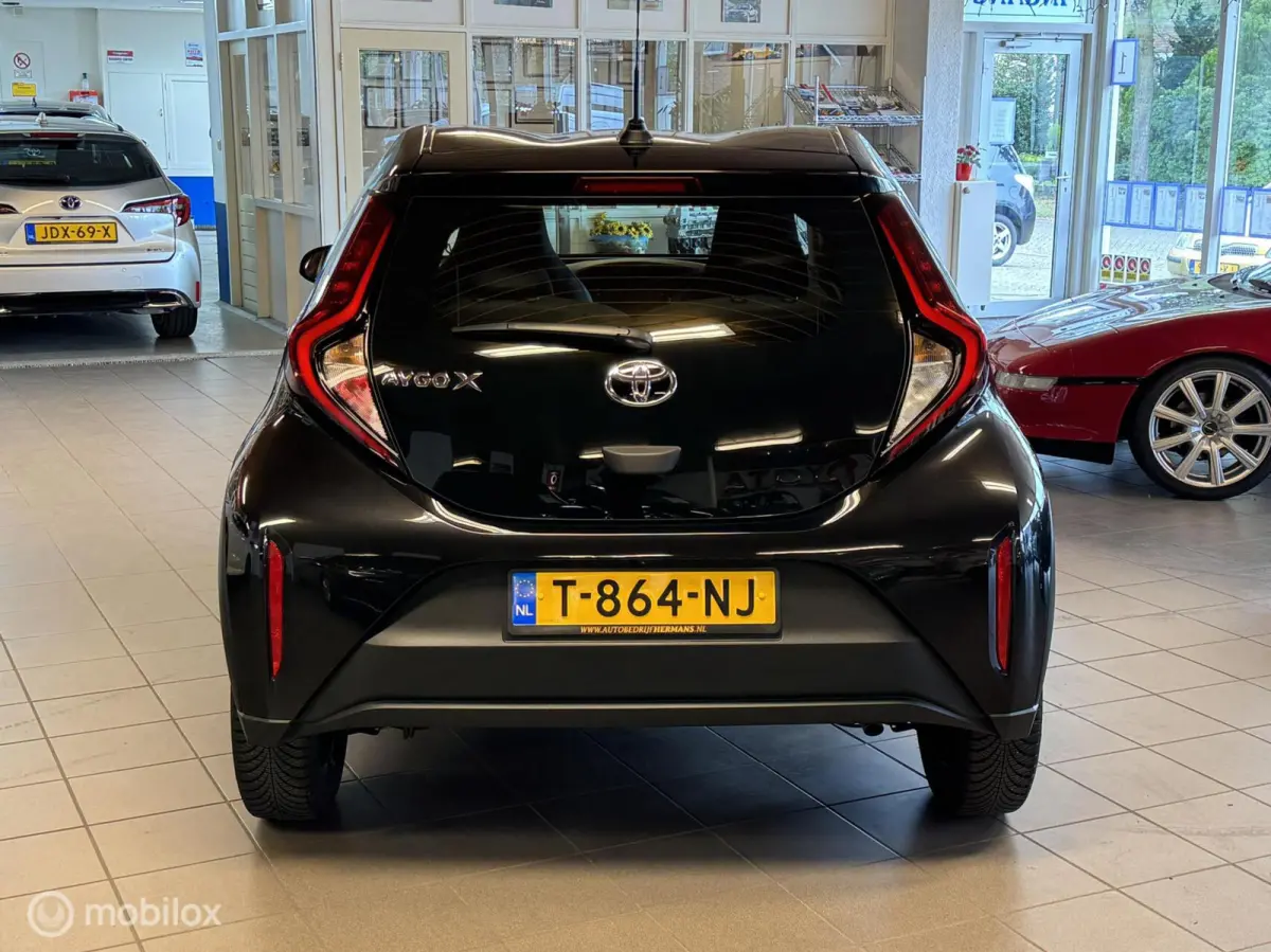 1.0 VVT-i MT Play Nederlandse auto.