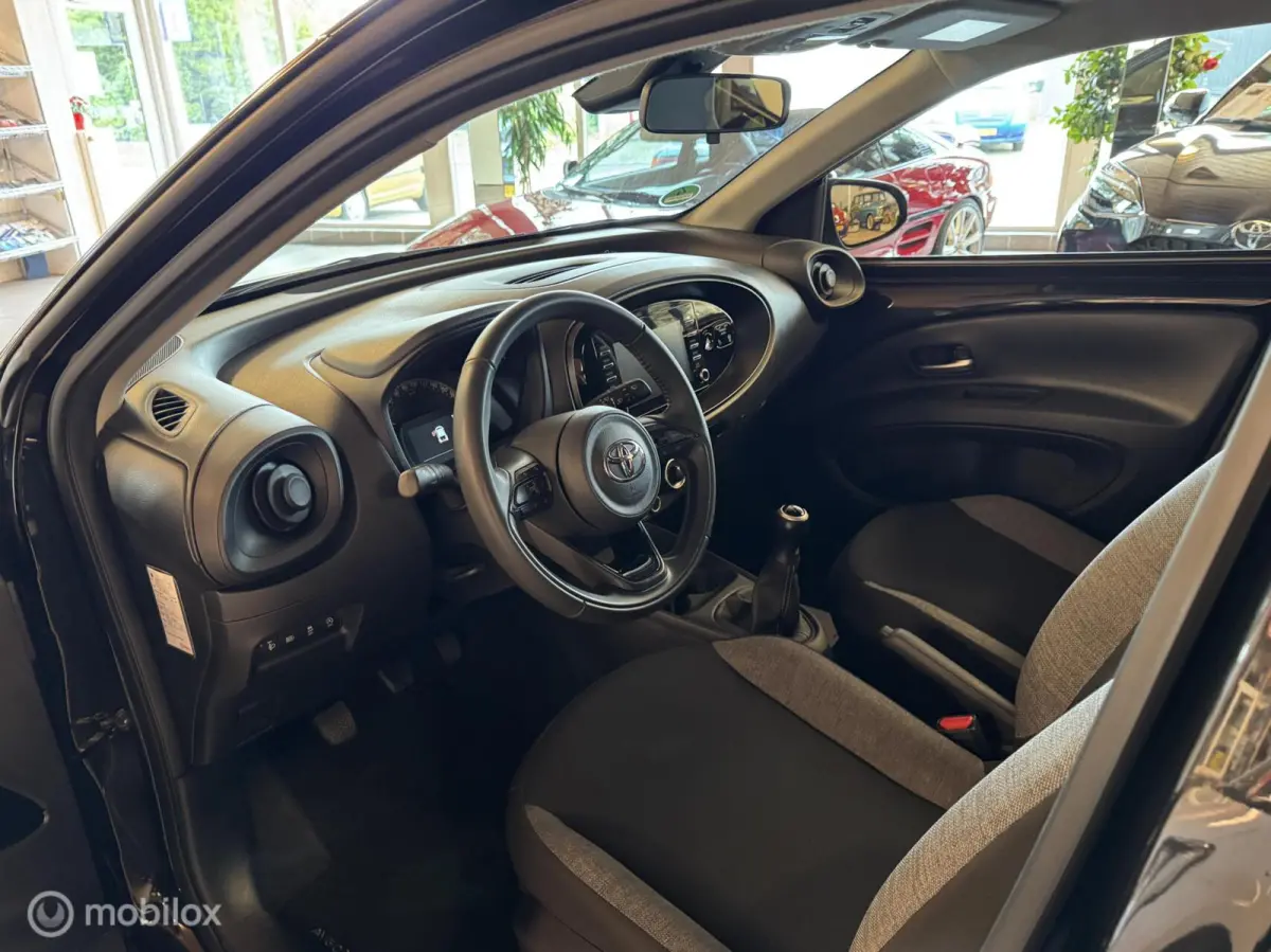 1.0 VVT-i MT Play Nederlandse auto.