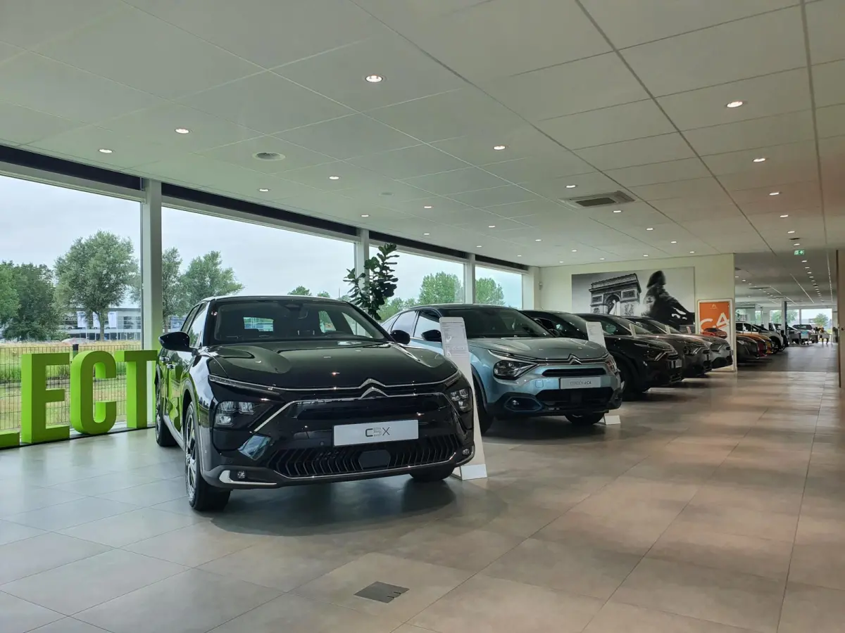 Hybrid 145pk Max | Automaat | Climate Control | Full Map Navigatie | Apple Carplay / Android Auto | Camera | Parkeersensoren | Bekleding Half Leder | 17" Lichtmetalen Velgen | Direct uit Voo