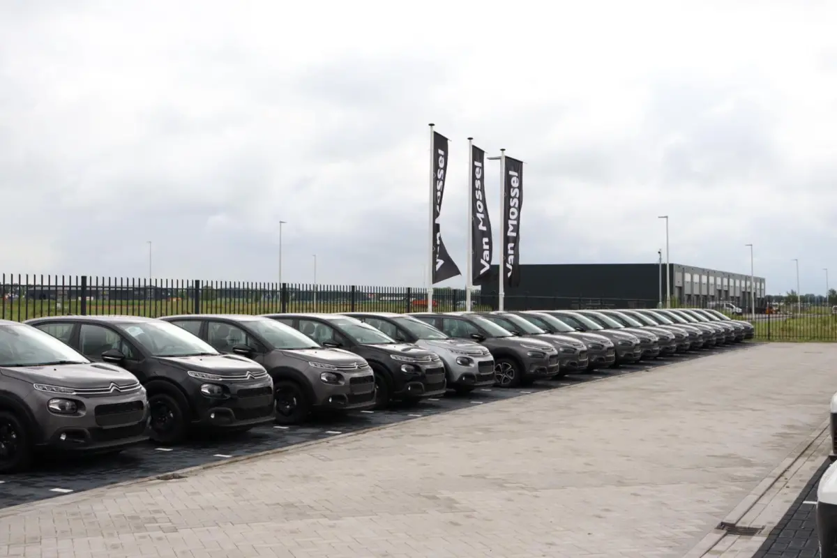 You 113pk 44 kWh Zeer zuinig l Airco | Cruise Control | Smartphone Integratie | Direct uit Voorraad Leverbaar!