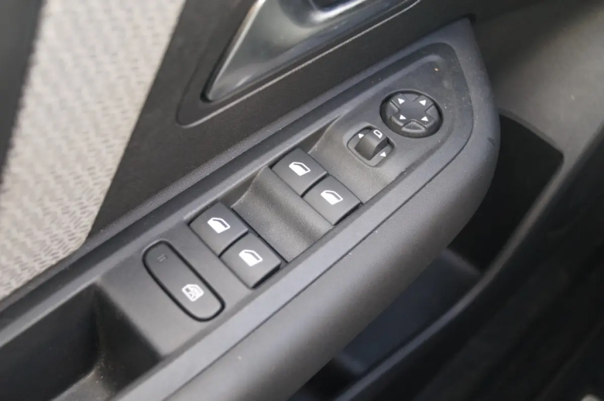 1.2 Puretech Feel -CARPLAY-TREHKAAK-