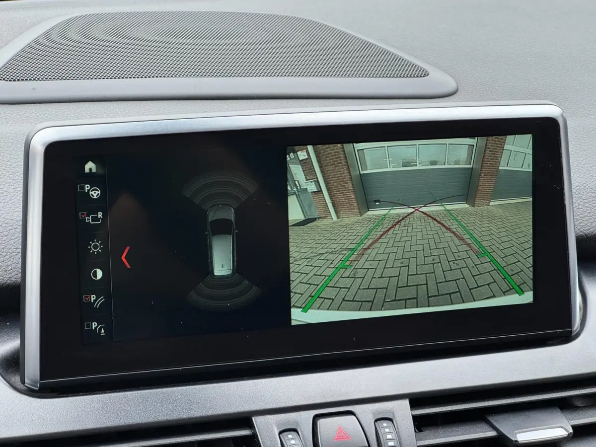 220i 7p. LED HUD Pano Navi Camera Keyless