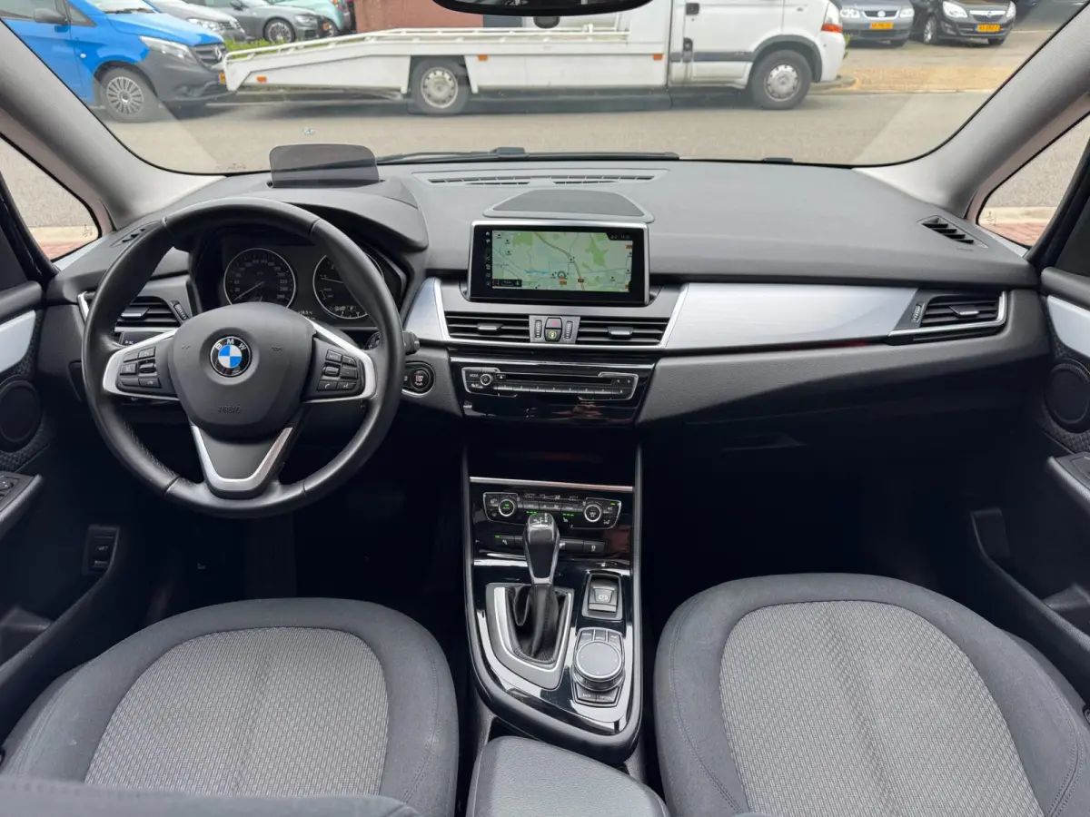 220i 7p. LED HUD Pano Navi Camera Keyless