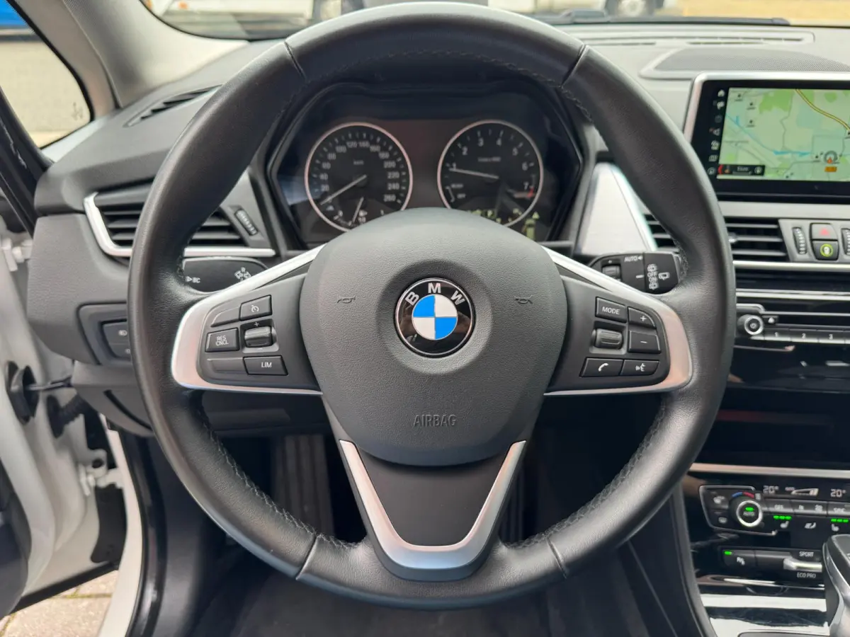 220i 7p. LED HUD Pano Navi Camera Keyless