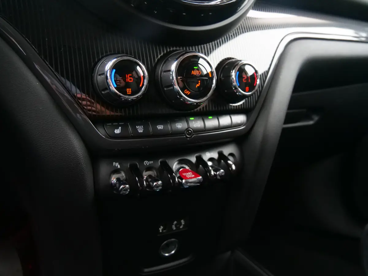 Mini 2.0 192pk Cooper S ALL4 Chili Automaat Camera / Head-Up / Leer / Navigatie
