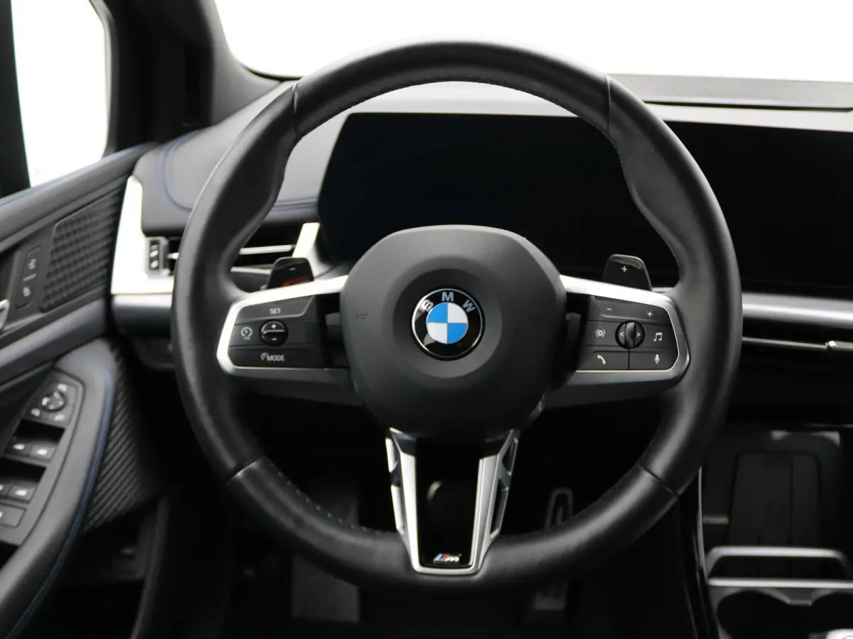 220i M Sportpakket |	Achteruitrijcamera | Parking Assistant | Elektrisch verwarmde voorstoelen | 17''