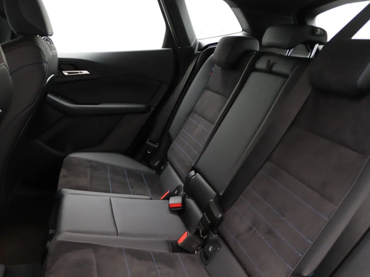 220i M Sportpakket |	Achteruitrijcamera | Parking Assistant | Elektrisch verwarmde voorstoelen | 17''
