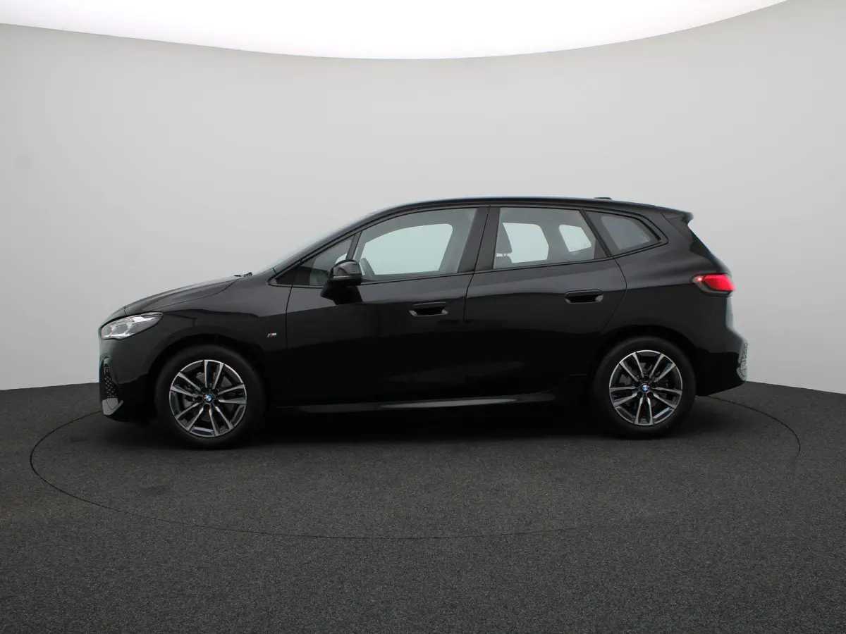 220i M Sportpakket |	Achteruitrijcamera | Parking Assistant | Elektrisch verwarmde voorstoelen | 17''
