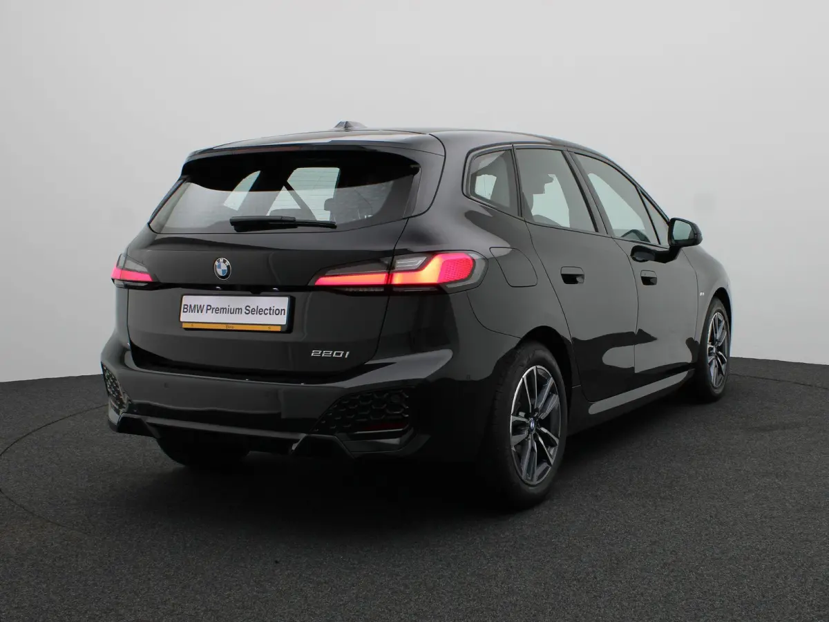 220i M Sportpakket |	Achteruitrijcamera | Parking Assistant | Elektrisch verwarmde voorstoelen | 17''