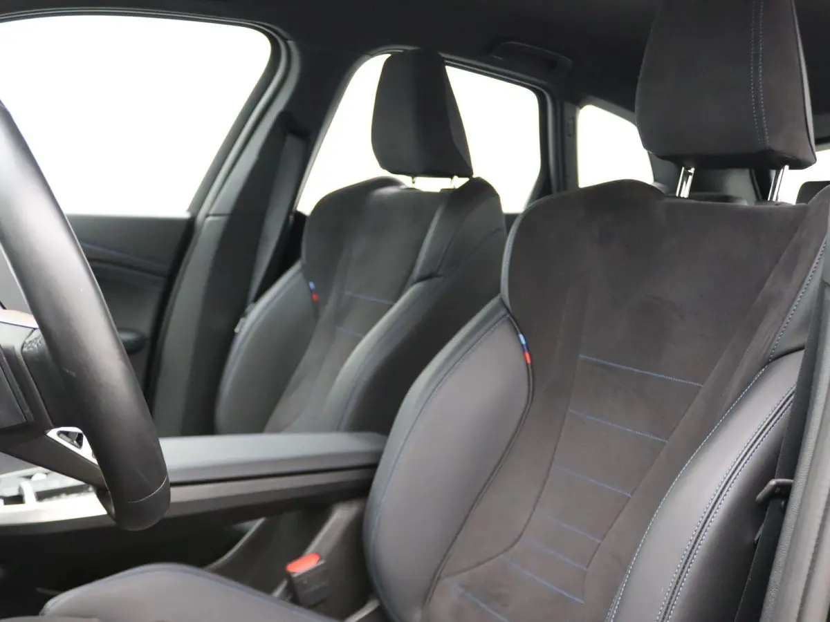 220i M Sportpakket |	Achteruitrijcamera | Parking Assistant | Elektrisch verwarmde voorstoelen | 17''
