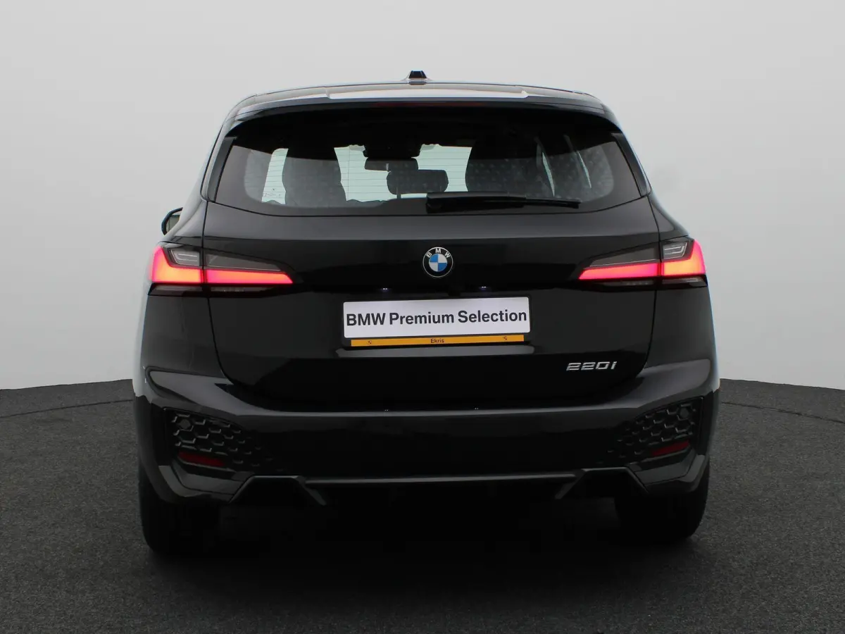 220i M Sportpakket |	Achteruitrijcamera | Parking Assistant | Elektrisch verwarmde voorstoelen | 17''