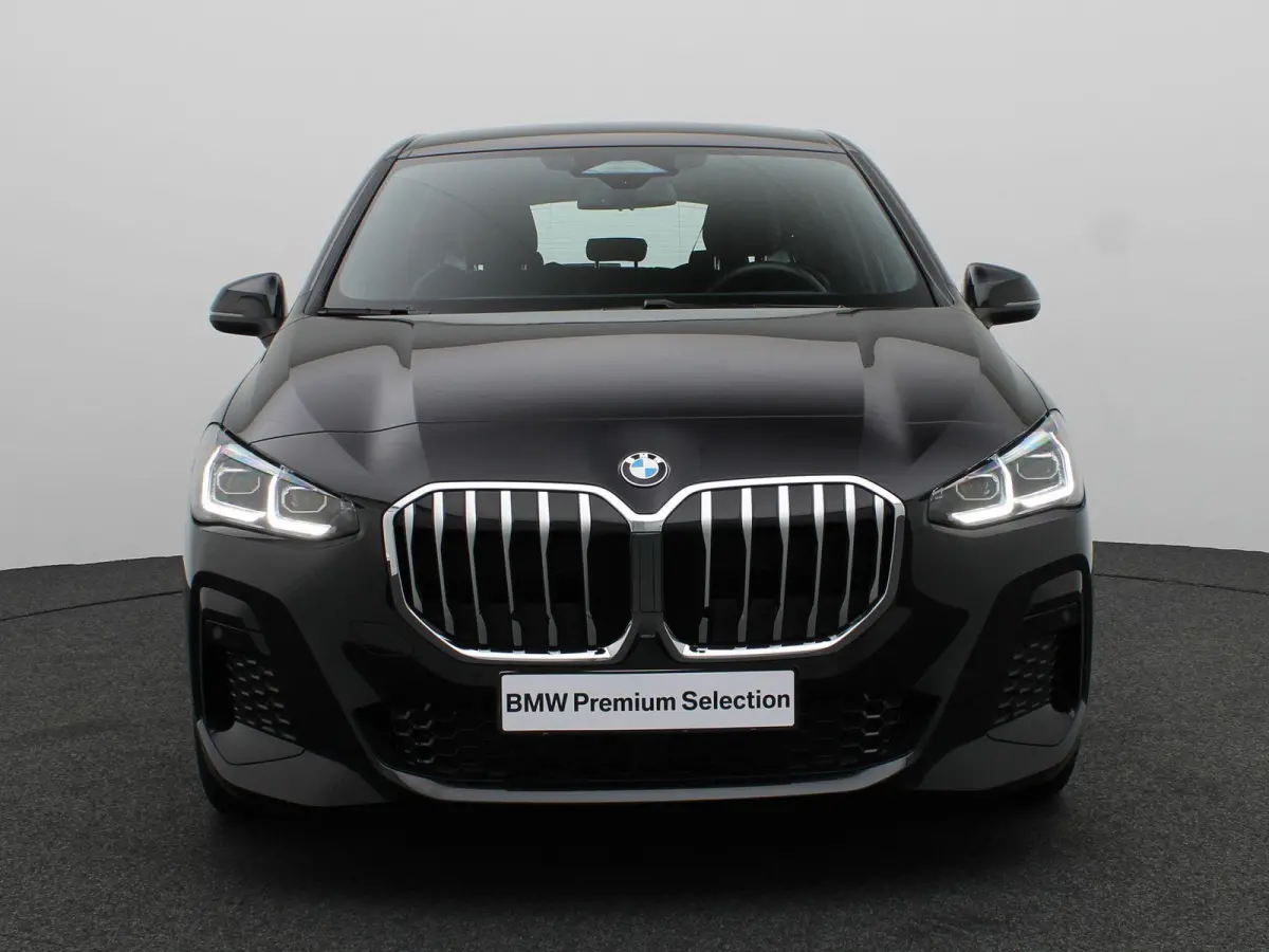 220i M Sportpakket |	Achteruitrijcamera | Parking Assistant | Elektrisch verwarmde voorstoelen | 17''