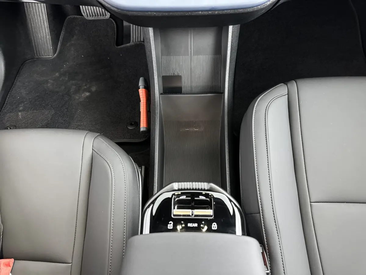 Single Motor Core 18" | Stoel/stuurverwarming | Adaptieve cruise | Parkeercamera | Kunstleder | Park Assist achter | Apple Carplay Buitenspiegels elektrisch inklapbaar | LED koplampen | Lich