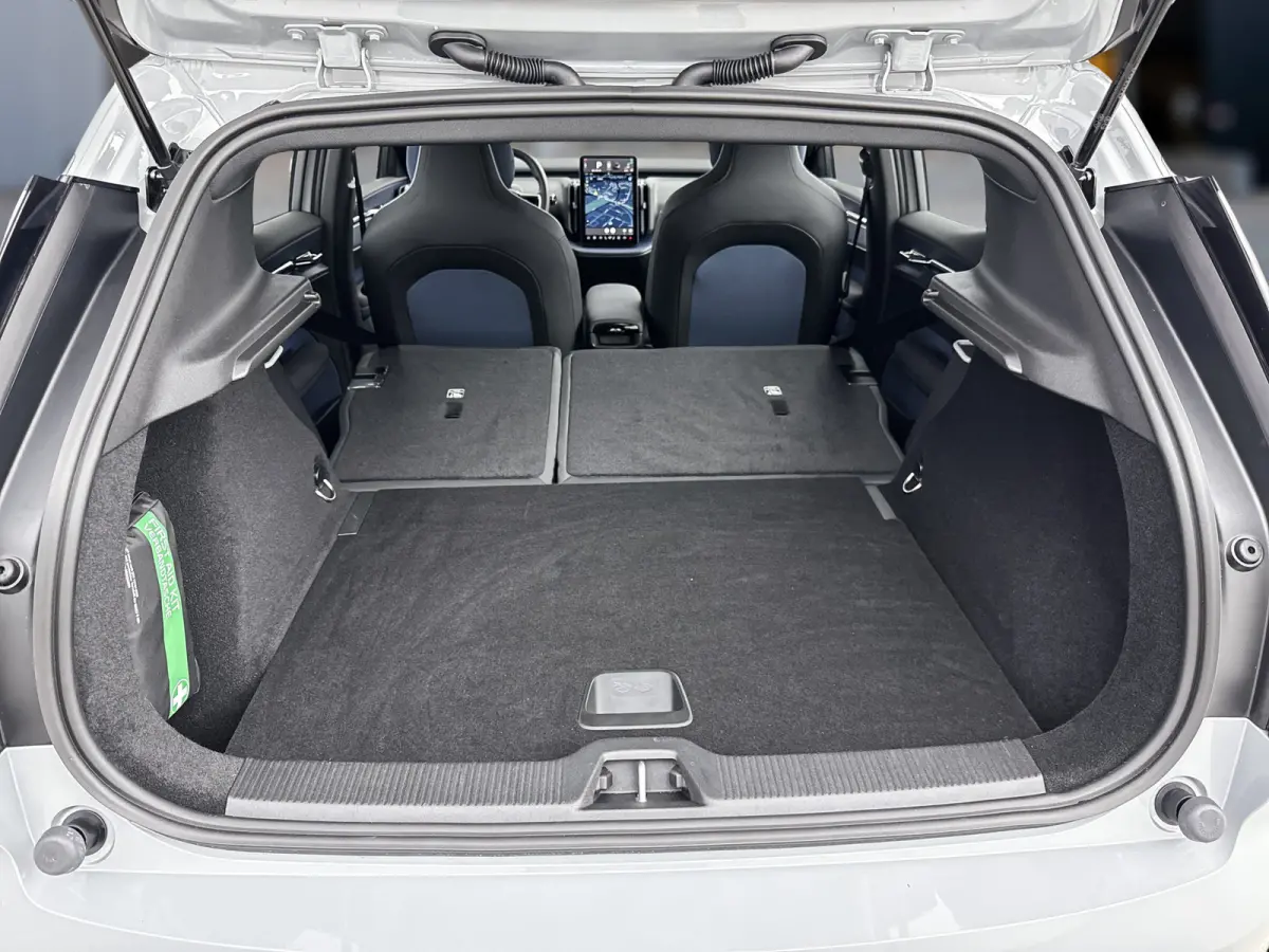 Single Motor Core 18" | Stoel/stuurverwarming | Adaptieve cruise | Parkeercamera | Kunstleder | Park Assist achter | Apple Carplay Buitenspiegels elektrisch inklapbaar | LED koplampen | Lich