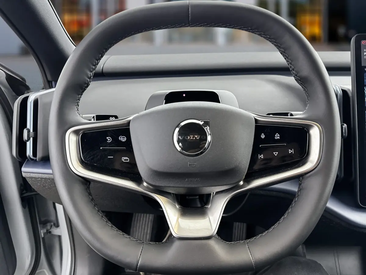 Single Motor Core 18" | Stoel/stuurverwarming | Adaptieve cruise | Parkeercamera | Kunstleder | Park Assist achter | Apple Carplay Buitenspiegels elektrisch inklapbaar | LED koplampen | Lich