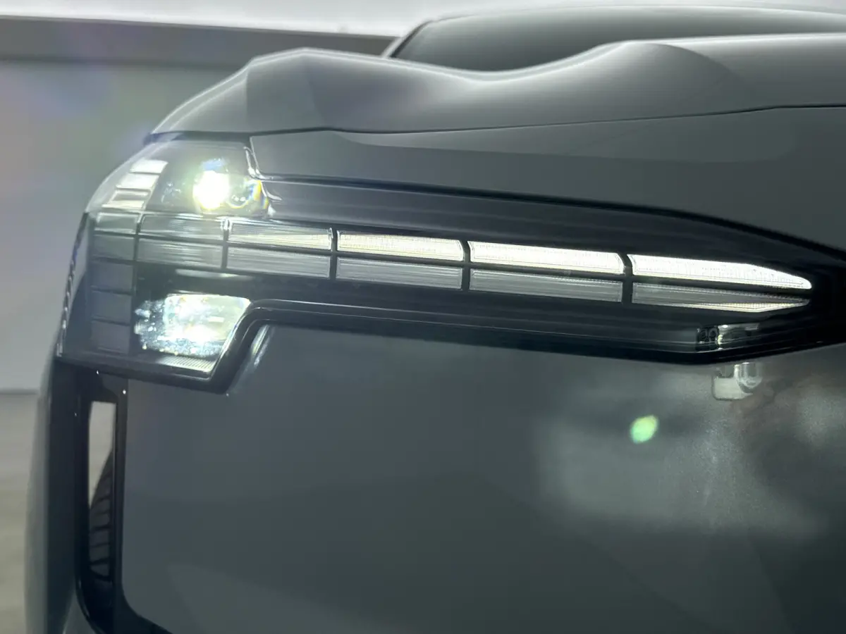 Single Motor Core 18" | Stoel/stuurverwarming | Adaptieve cruise | Parkeercamera | Kunstleder | Park Assist achter | Apple Carplay Buitenspiegels elektrisch inklapbaar | LED koplampen | Lich