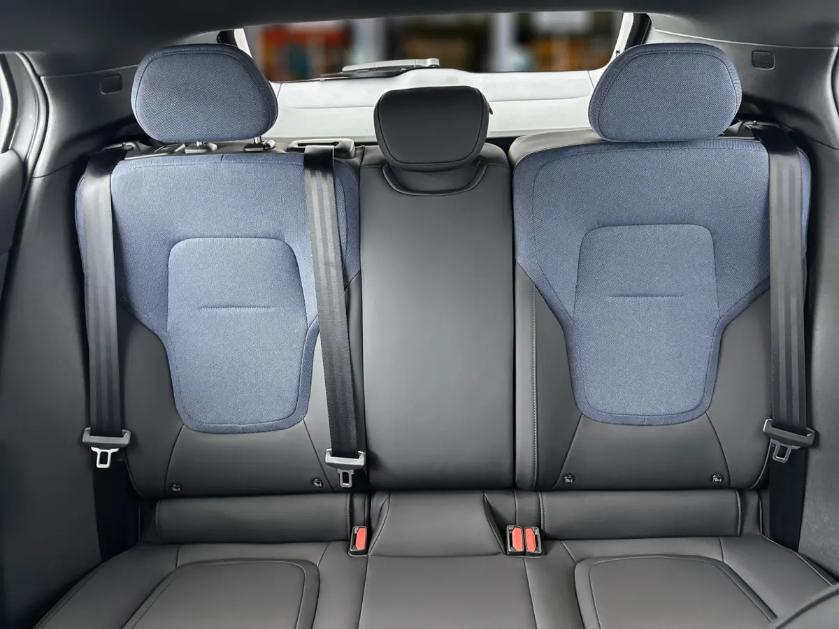Single Motor Core 18" | Stoel/stuurverwarming | Adaptieve cruise | Parkeercamera | Kunstleder | Park Assist achter | Apple Carplay Buitenspiegels elektrisch inklapbaar | LED koplampen | Lich