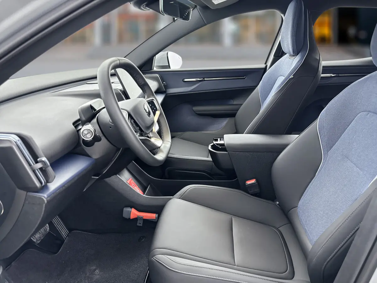 Single Motor Core 18" | Stoel/stuurverwarming | Adaptieve cruise | Parkeercamera | Kunstleder | Park Assist achter | Apple Carplay Buitenspiegels elektrisch inklapbaar | LED koplampen | Lich