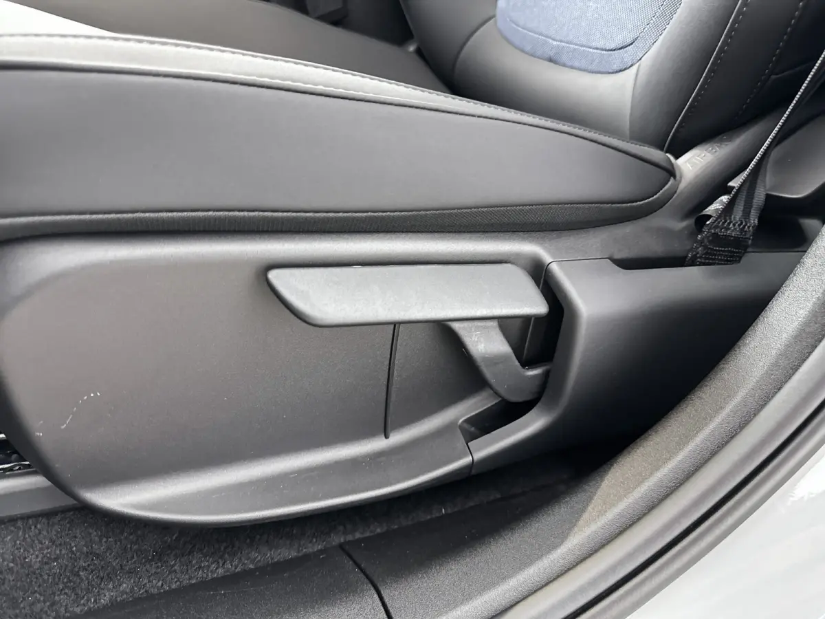 Single Motor Core 18" | Stoel/stuurverwarming | Adaptieve cruise | Parkeercamera | Kunstleder | Park Assist achter | Apple Carplay Buitenspiegels elektrisch inklapbaar | LED koplampen | Lich