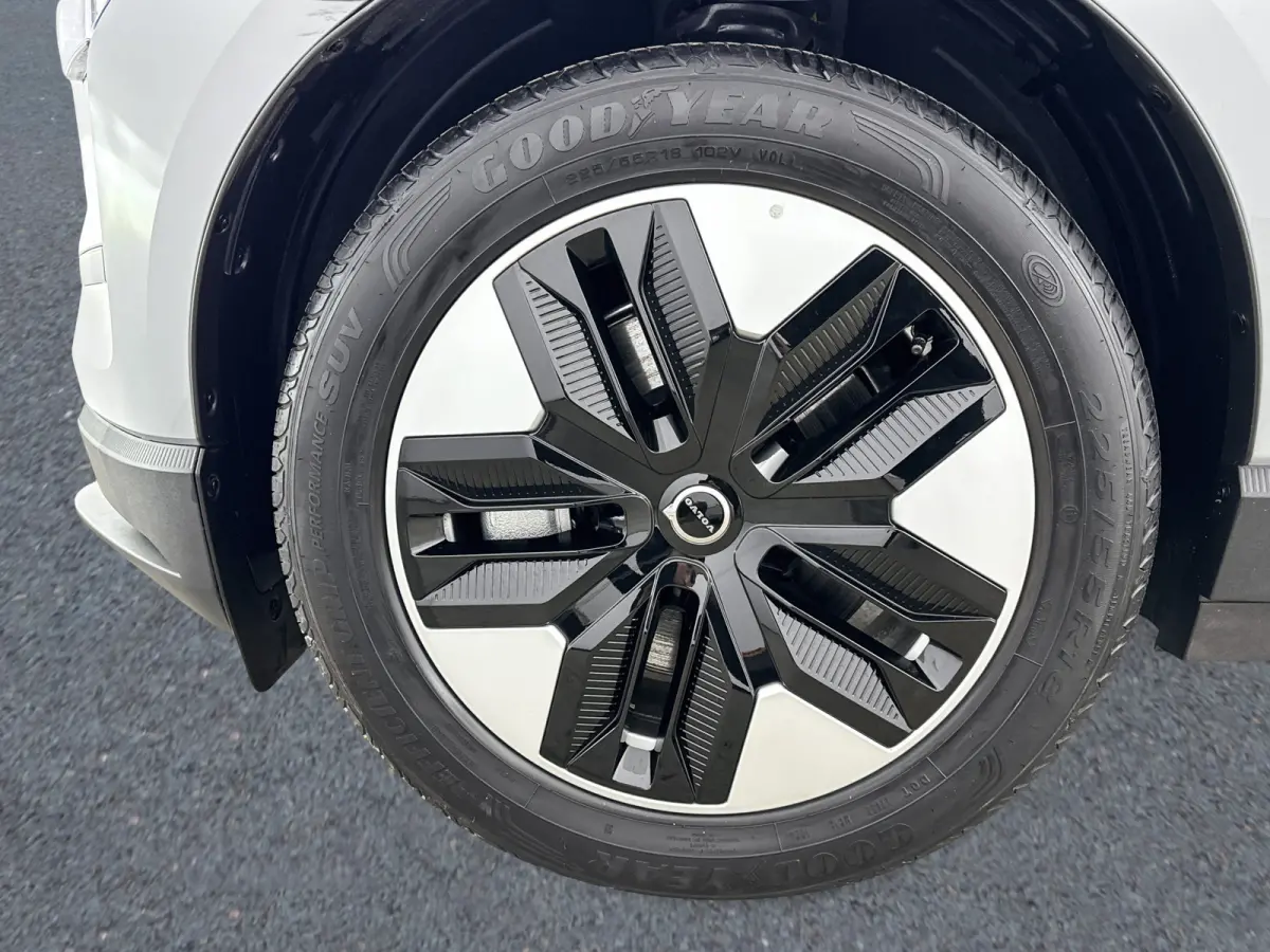 Single Motor Core 18" | Stoel/stuurverwarming | Adaptieve cruise | Parkeercamera | Kunstleder | Park Assist achter | Apple Carplay Buitenspiegels elektrisch inklapbaar | LED koplampen | Lich
