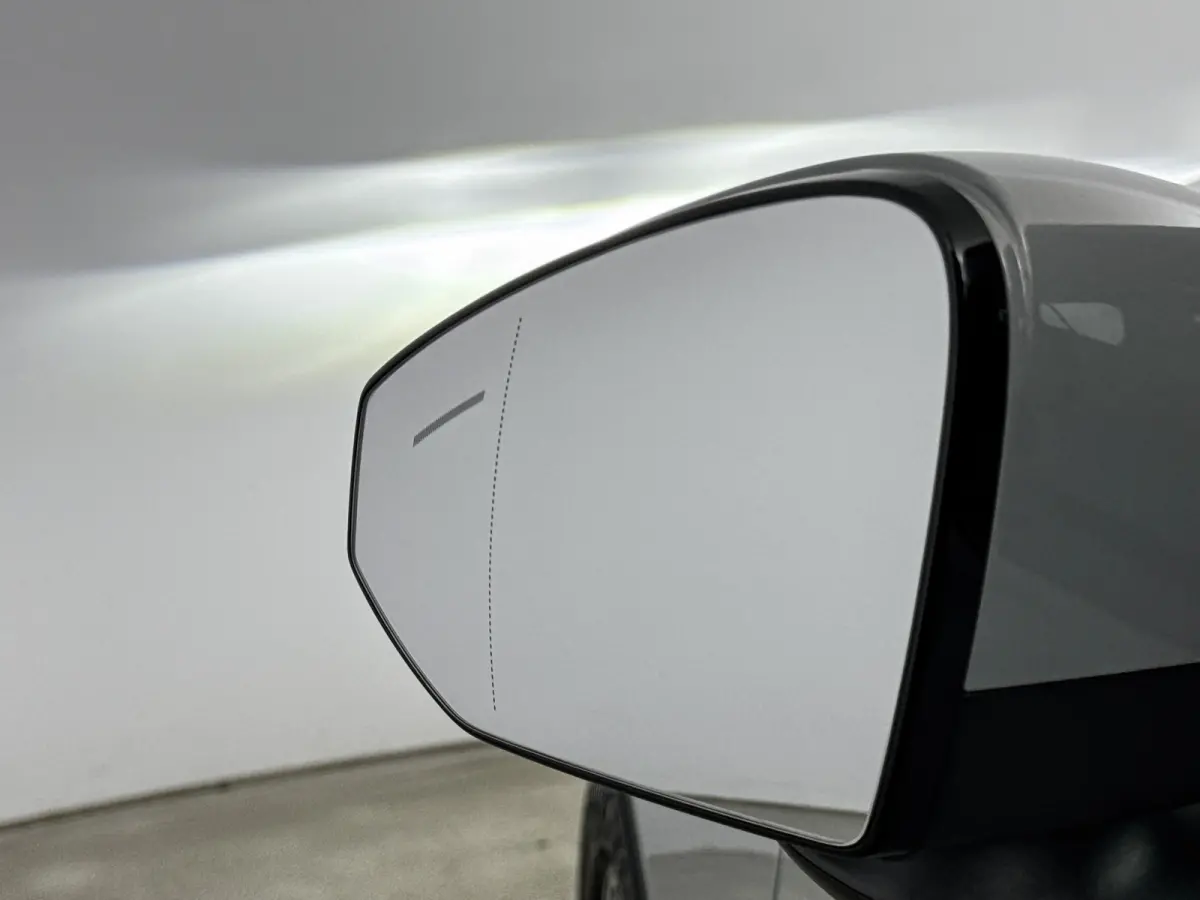 Single Motor Core 18" | Stoel/stuurverwarming | Adaptieve cruise | Parkeercamera | Kunstleder | Park Assist achter | Apple Carplay Buitenspiegels elektrisch inklapbaar | LED koplampen | Lich