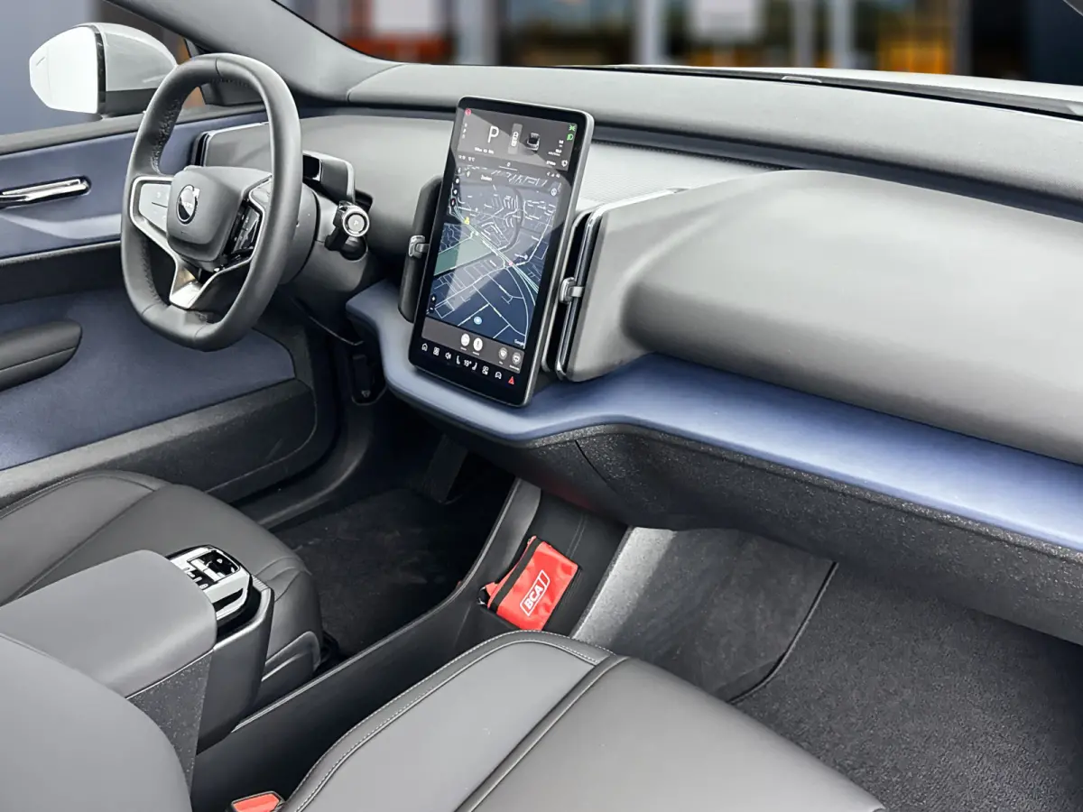 Single Motor Core 18" | Stoel/stuurverwarming | Adaptieve cruise | Parkeercamera | Kunstleder | Park Assist achter | Apple Carplay Buitenspiegels elektrisch inklapbaar | LED koplampen | Lich