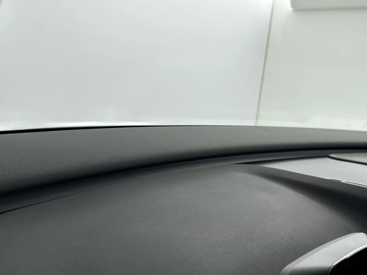 Single Motor Core 18" | Stoel/stuurverwarming | Adaptieve cruise | Parkeercamera | Kunstleder | Park Assist achter | Apple Carplay Buitenspiegels elektrisch inklapbaar | LED koplampen | Lich