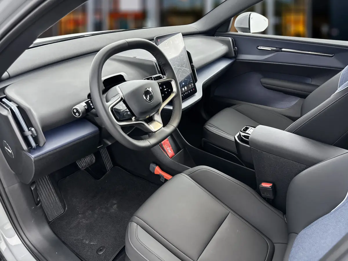 Single Motor Core 18" | Stoel/stuurverwarming | Adaptieve cruise | Parkeercamera | Kunstleder | Park Assist achter | Apple Carplay Buitenspiegels elektrisch inklapbaar | LED koplampen | Lich