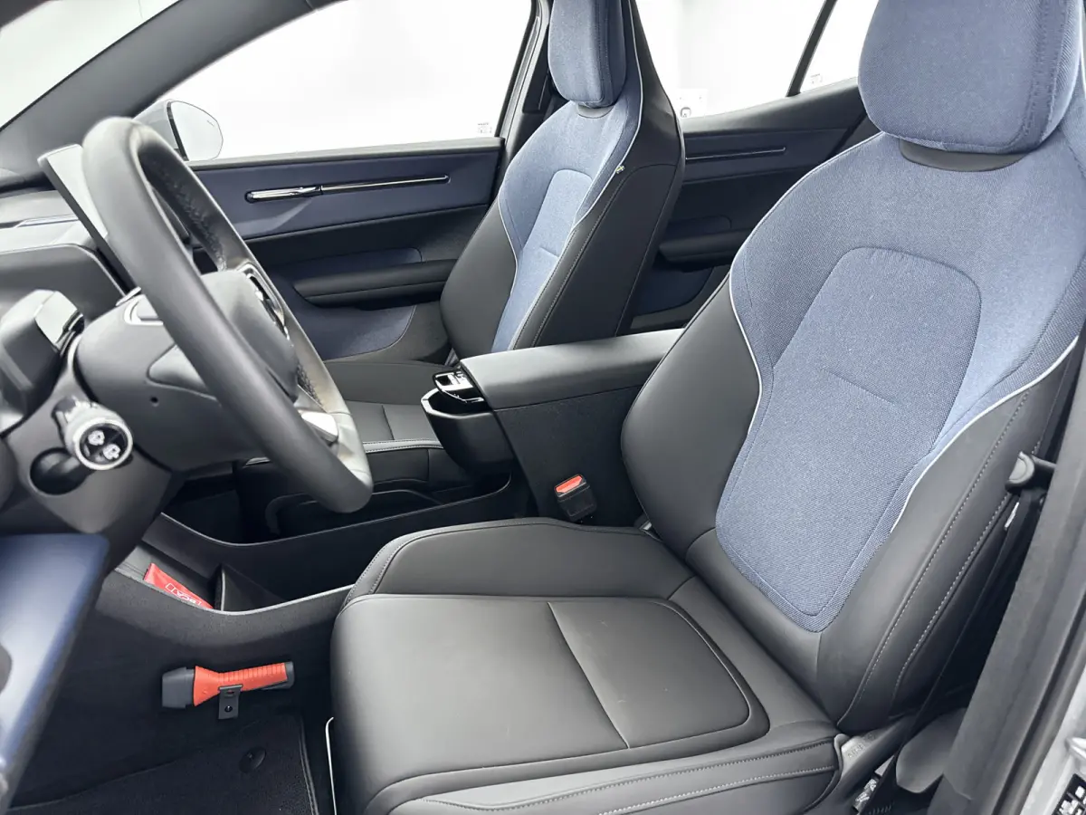 Single Motor Core 18" | Stoel/stuurverwarming | Adaptieve cruise | Parkeercamera | Kunstleder | Park Assist achter | Apple Carplay Buitenspiegels elektrisch inklapbaar | LED koplampen | Lich