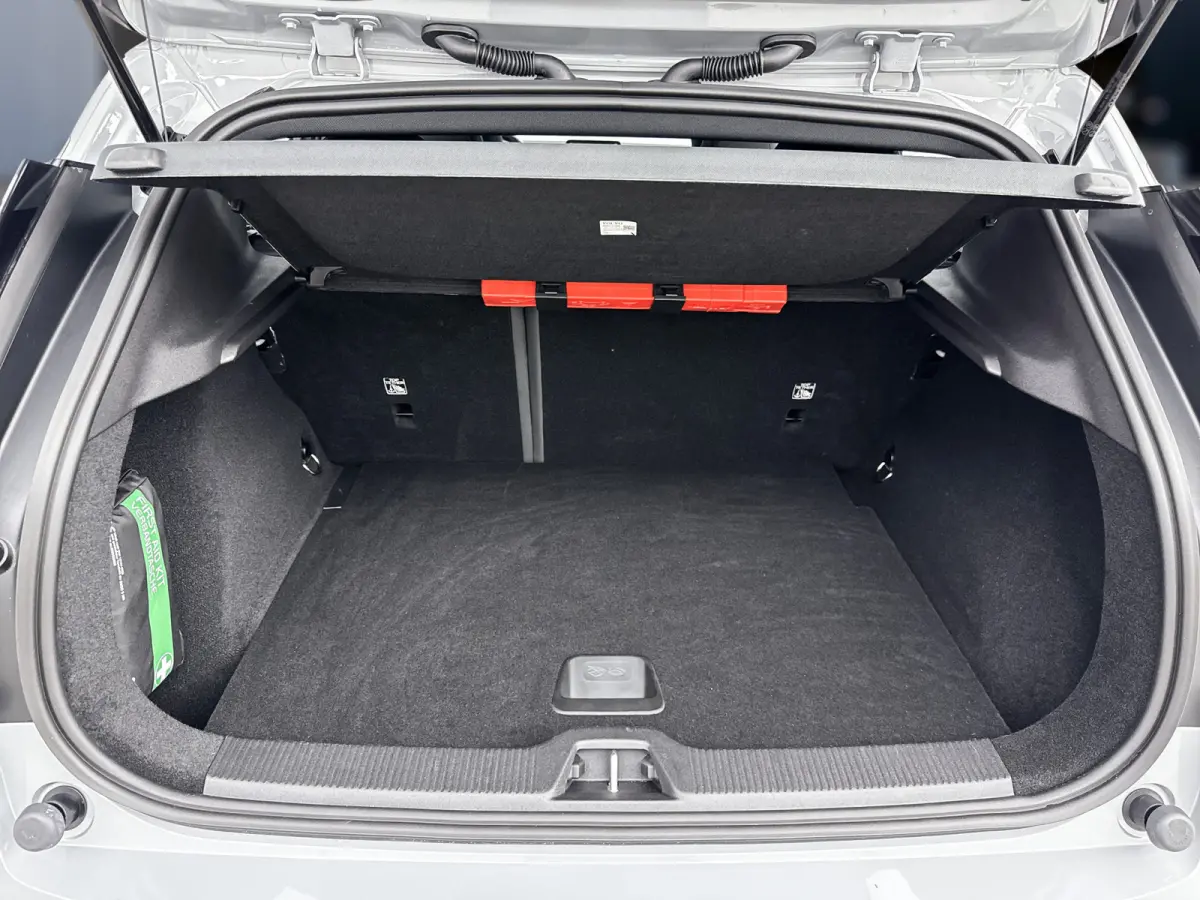Single Motor Core 18" | Stoel/stuurverwarming | Adaptieve cruise | Parkeercamera | Kunstleder | Park Assist achter | Apple Carplay Buitenspiegels elektrisch inklapbaar | LED koplampen | Lich
