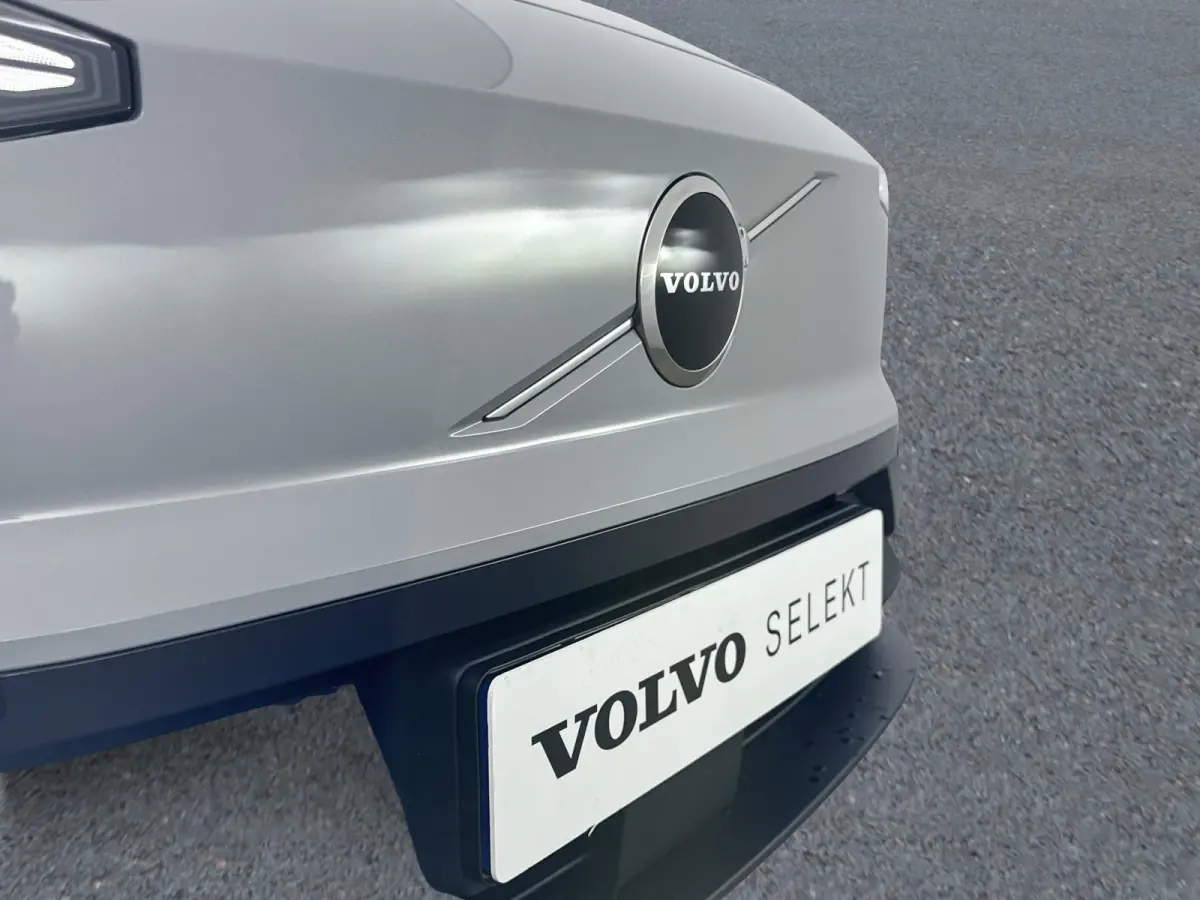 Single Motor Core 18" | Stoel/stuurverwarming | Adaptieve cruise | Parkeercamera | Kunstleder | Park Assist achter | Apple Carplay Buitenspiegels elektrisch inklapbaar | LED koplampen | Lich