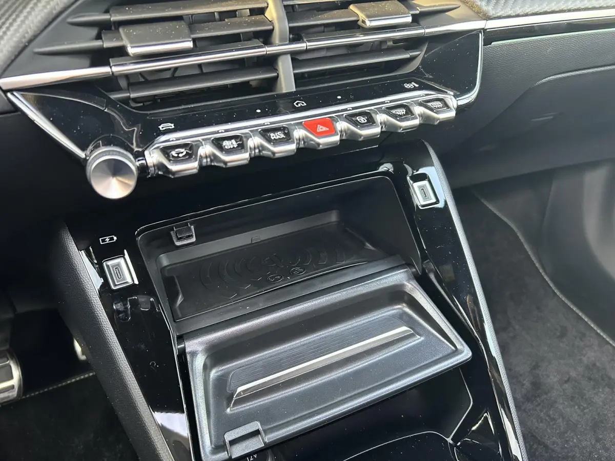 1.2 Hybrid 136 GT | Panoramadak | Adaptieve cruise control | Draadloze oplader | Nieuw te bestellen!! |
