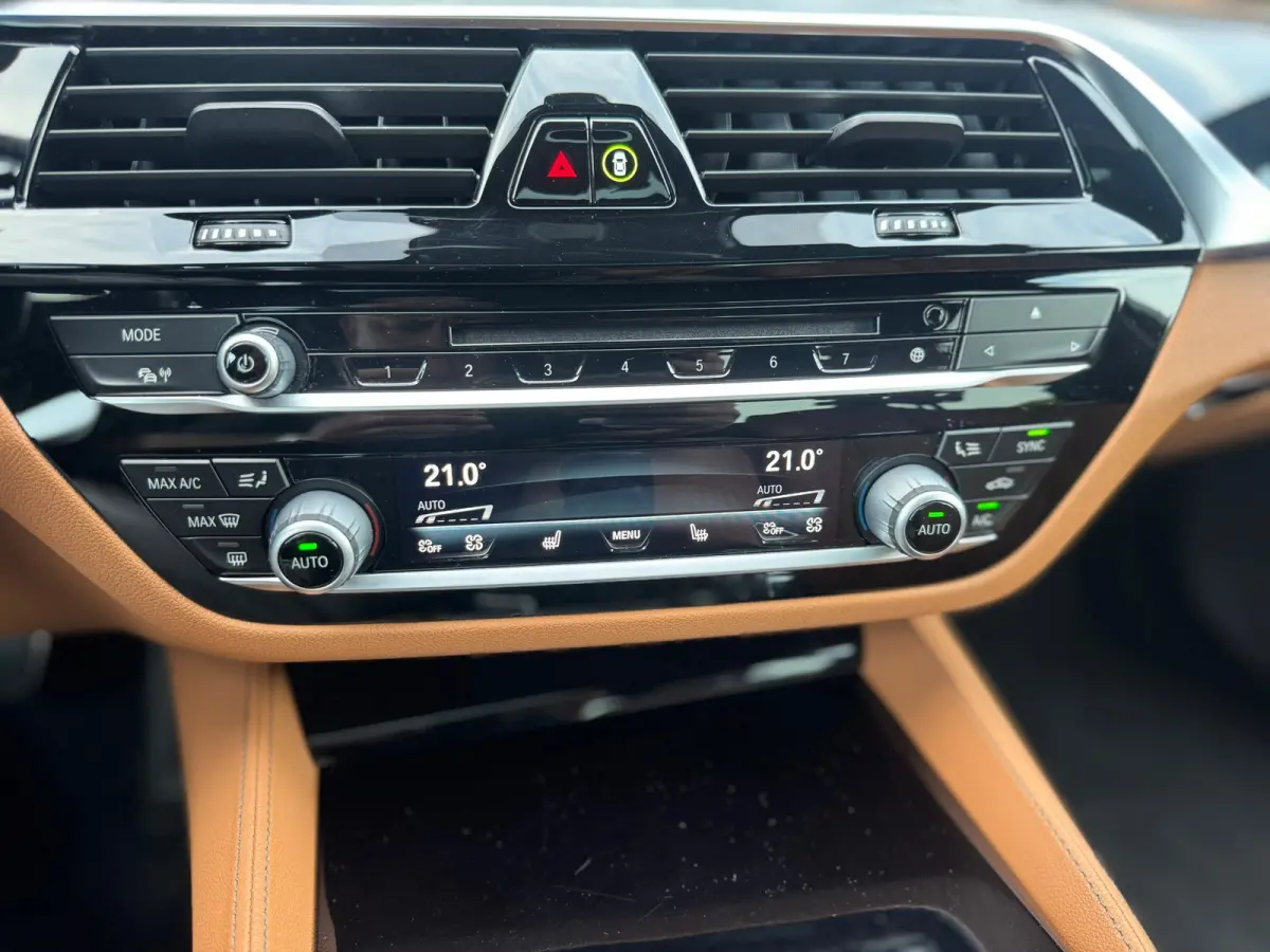 M550i xDrive High Executive Massage-Head Up